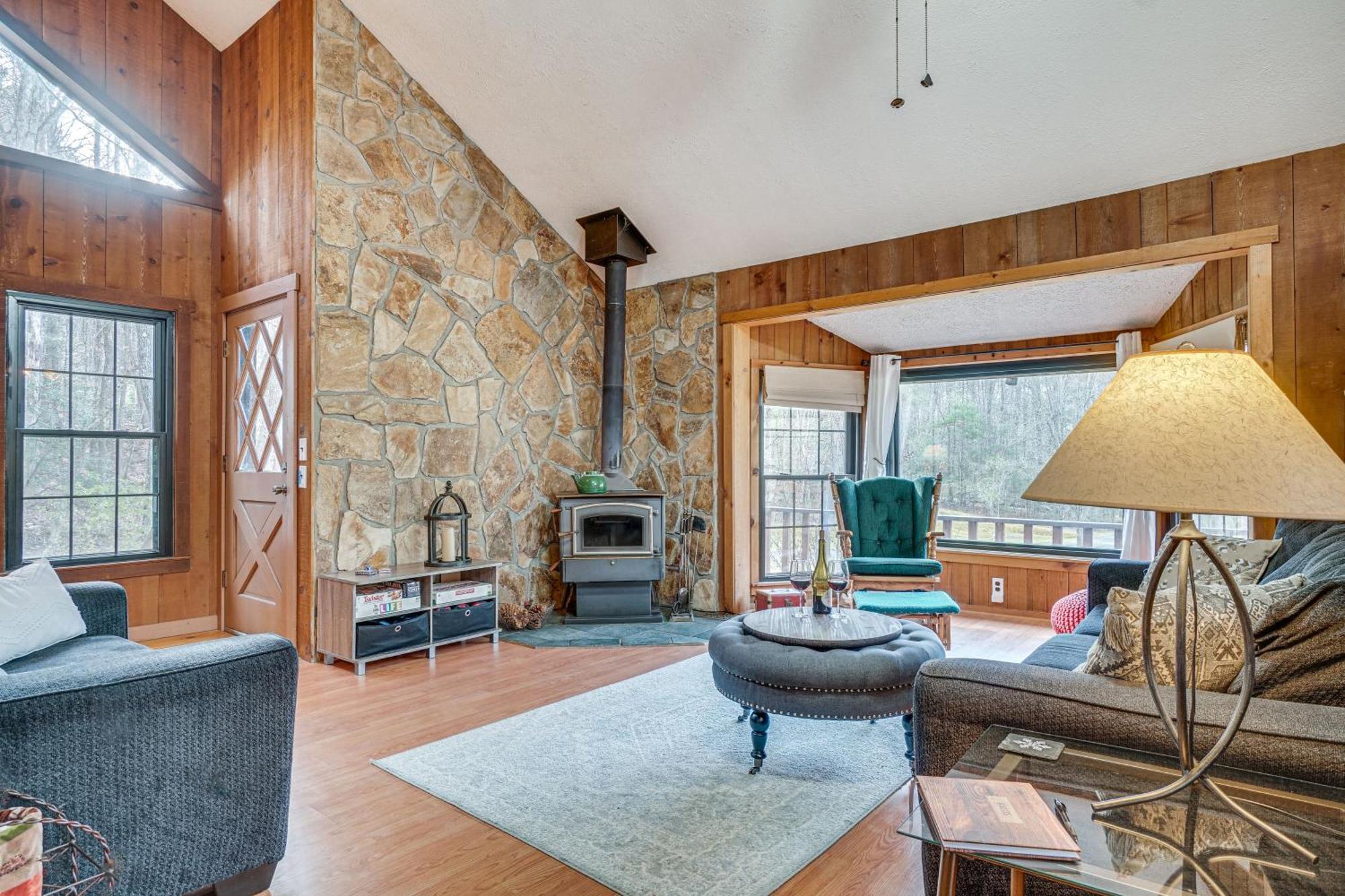 Charming Cabin With Fire Pit And Decks About 7 Mi To Helen Sautee Nacoochee ภายนอก รูปภาพ